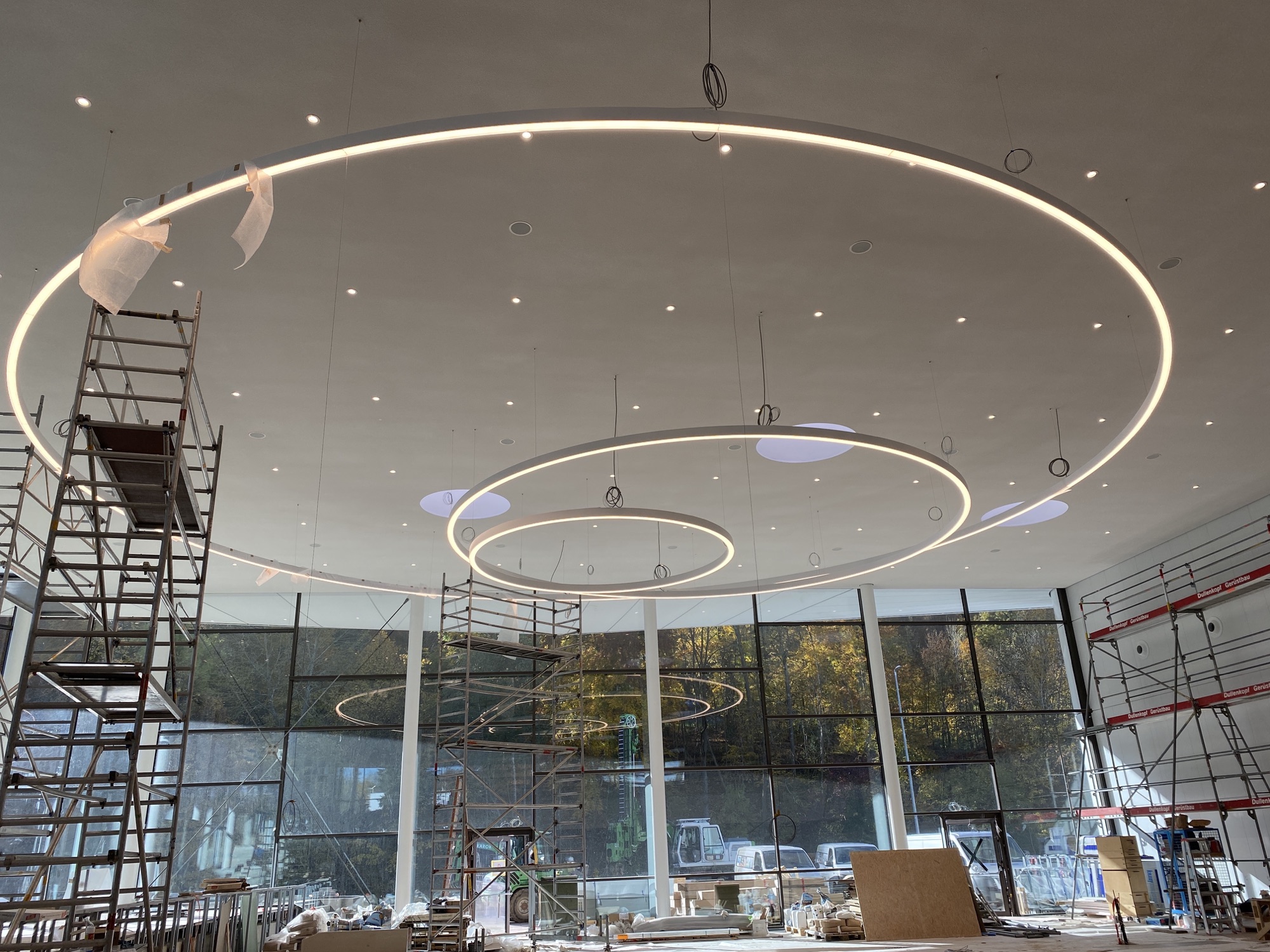 Große Ringleuchten im Atrium der Paul Hartmann AG